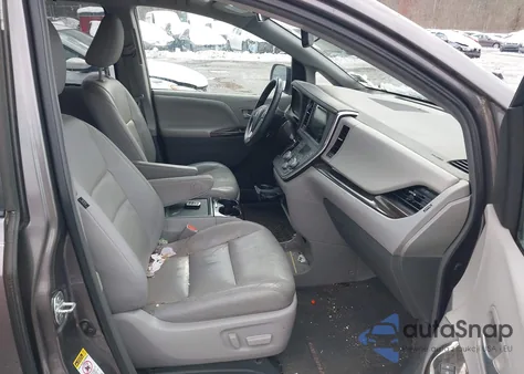 2015 Toyota Sienna Xle Premium 8 Passenger z USA, uszkodzony, nr VIN 5TDYK3DC8FS630020